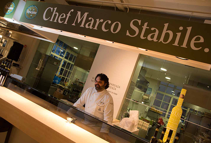 Chef stabile al banco con olio toscano igp