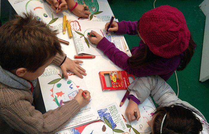 bambini a colorare l'oliva di olio toscano 