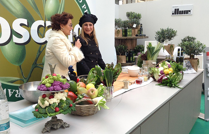 presentatrice con cuoca, verdure e olio toscano igp